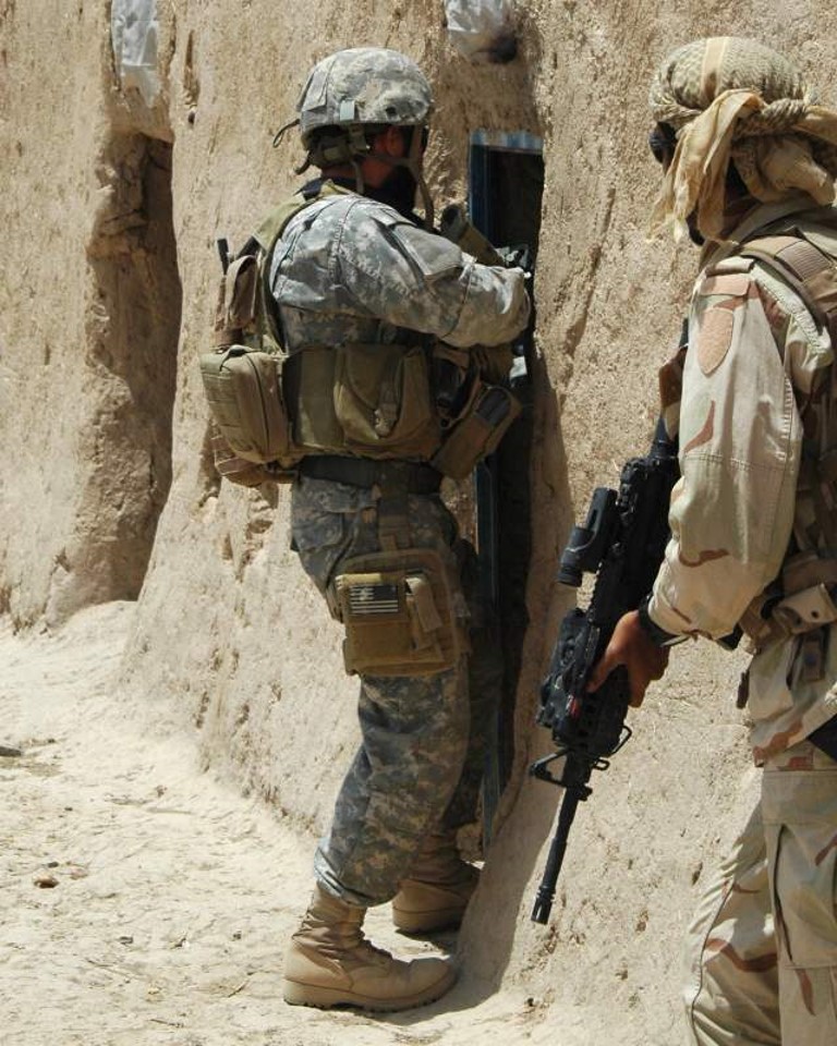 SOTF-71 Green Berets and UAE SF partner stack on house, Helmand, Afghanistan, May 2007. (Courtesy SOTF -71)