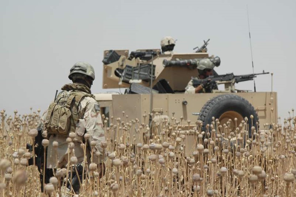 SOTF-71 Green Berets and UAE SF partner stack on house, Helmand, Afghanistan, May 2007. (Courtesy SOTF -71)