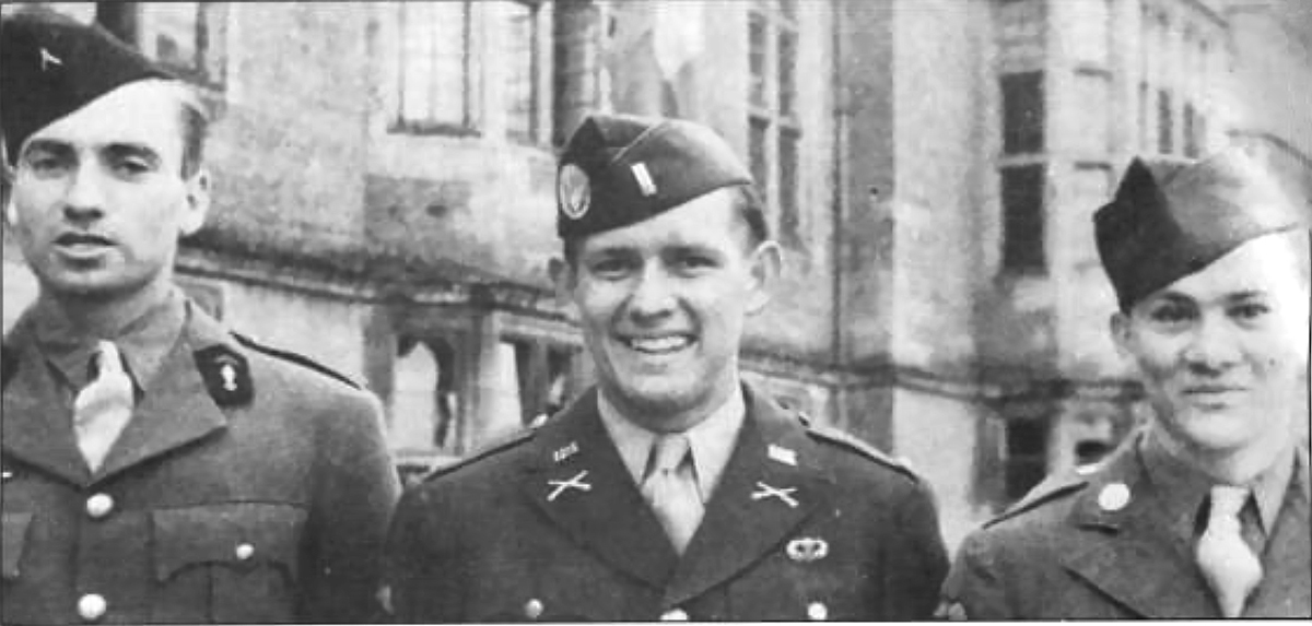 Singlaub, center, and his Jedburgh team prior to secretly parachuting into occupied France to organize resistance against the Germans.