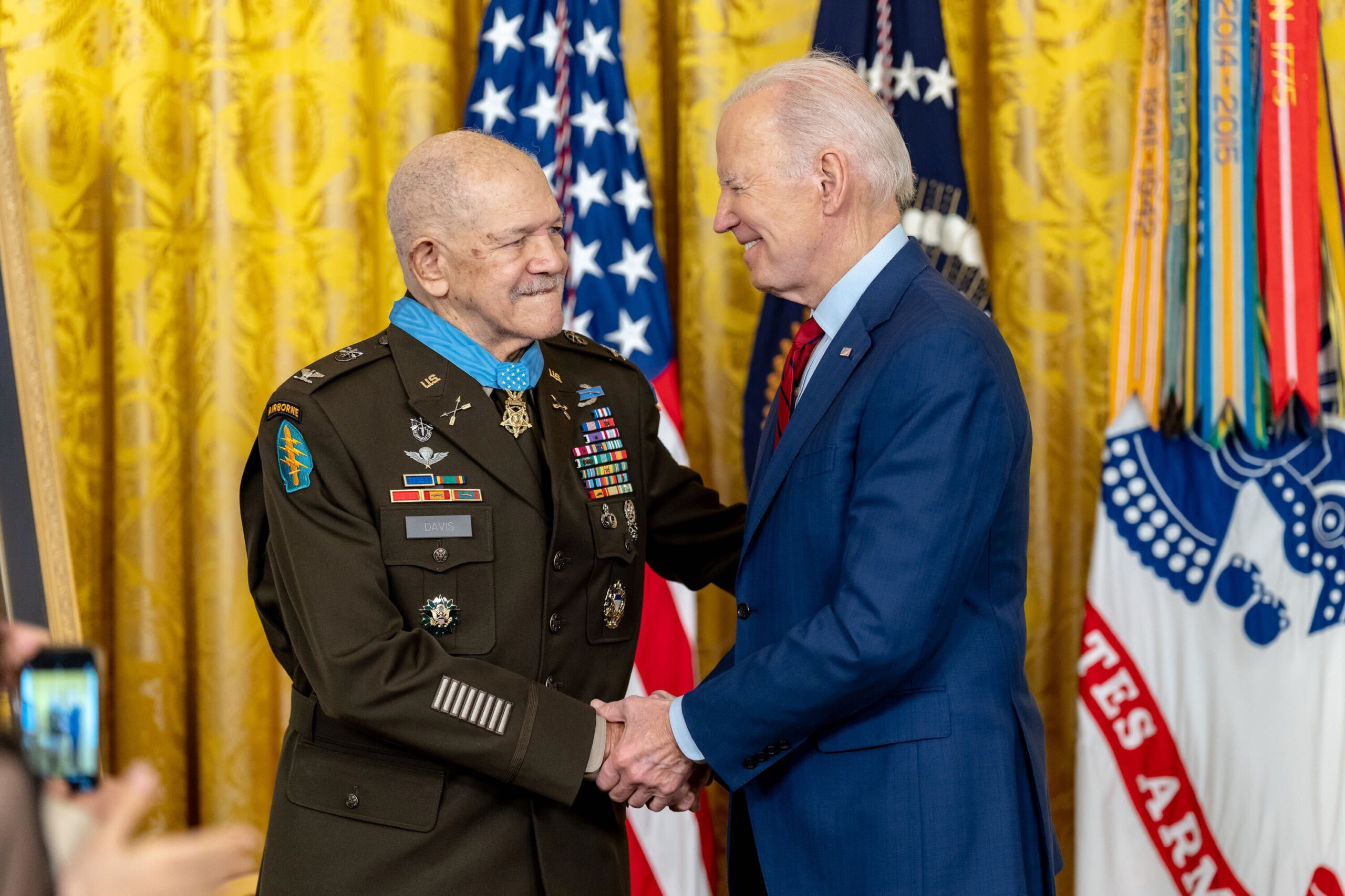 COL Paris Davis shakes hands with President Biden after receiving the MOH.