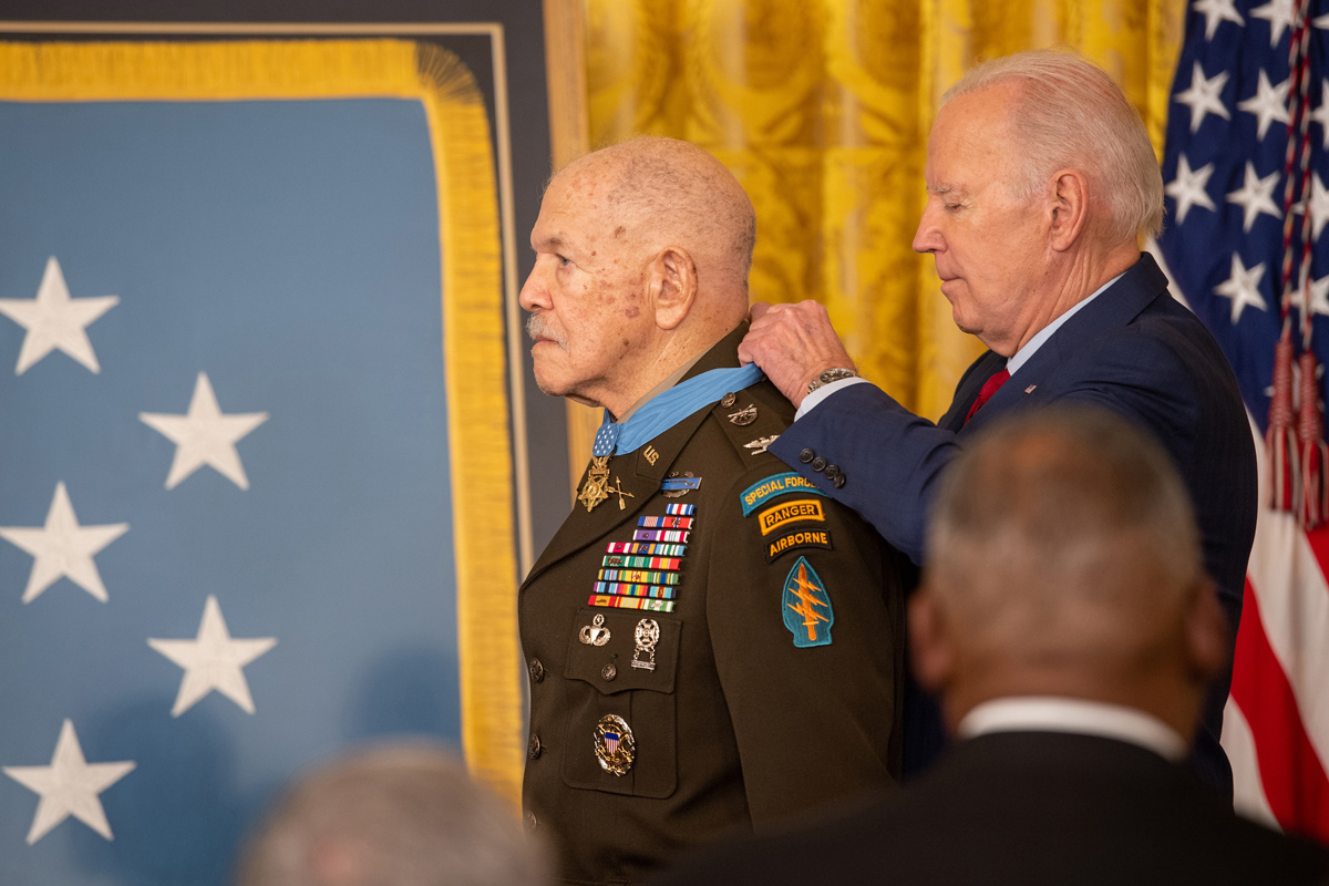 President Biden fastening the MOH around COL Paris D. Davis collar