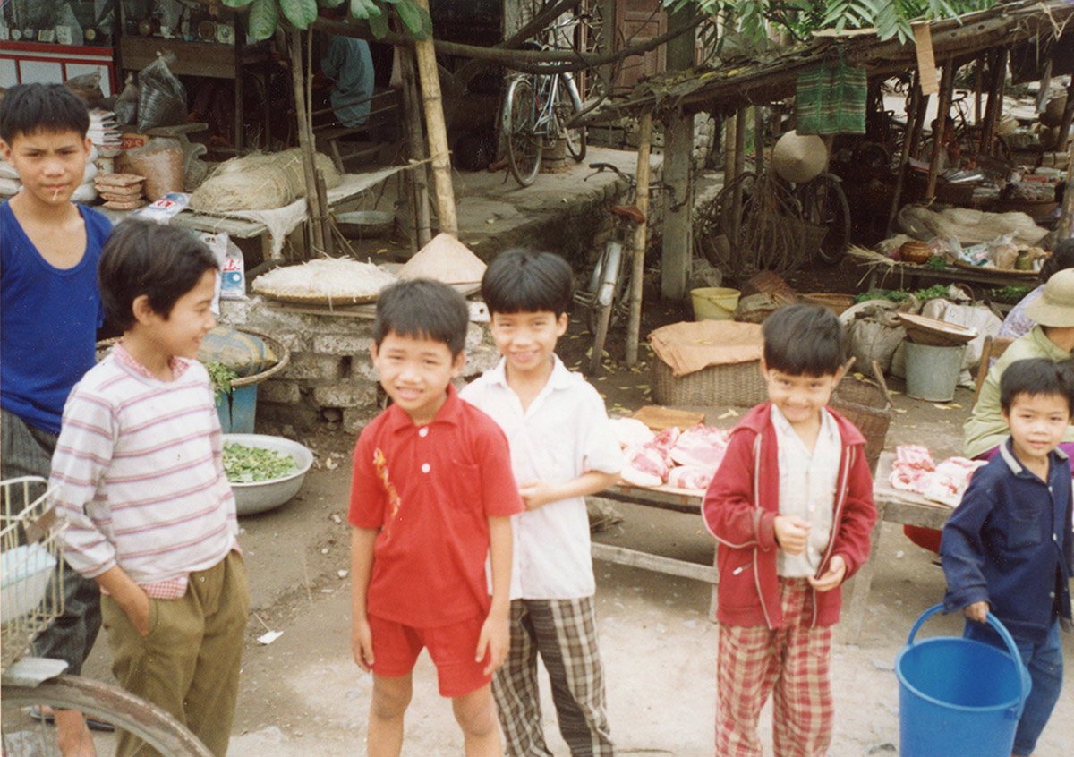 Kids smiling at this Tay (foreigner), Nam Dinh Province (Photo by Marc Yablonka)