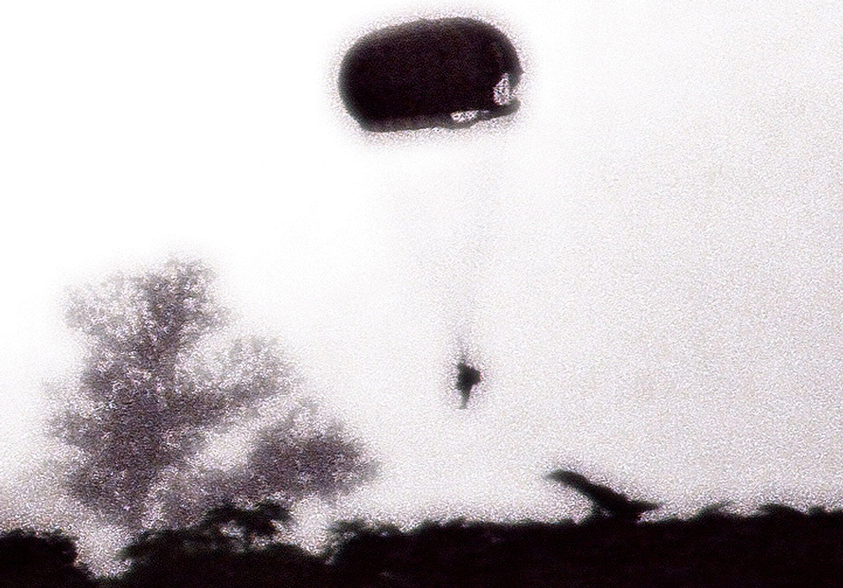 COMBAT-DROP-1982-DG-crop Paratrooper close to land